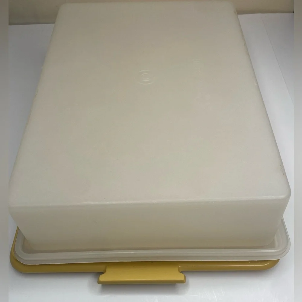 Vintage Tupperware 9x13 ‘Harvest Gold’ Sheet Cake Storage Container